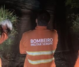 Bombeiros resgatam corpos de dois idosos após carro ser arrastado por enxurrada em Simão Dias