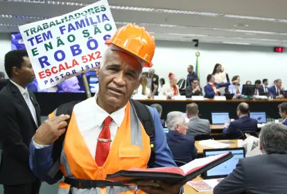 Deputado defende fim da escala 6×1 para que trabalhadores “façam sexo em paz” e pede voto corrigido após errar na votação